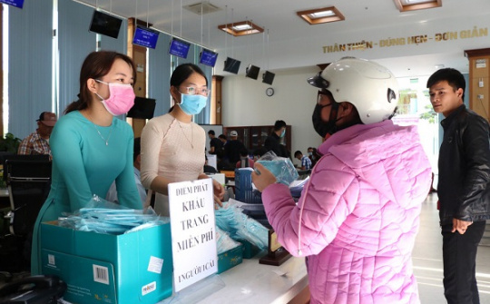 Doanh nghiệp dệt may tặng 70.000 khẩu trang vải kháng khuẩn cho người dân