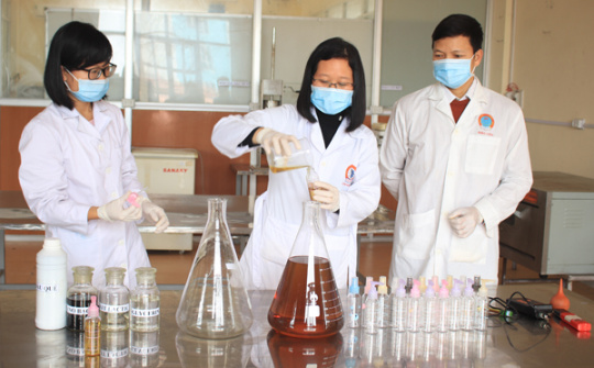 Đại học Sao Đỏ: Pha chế thành công nước rửa tay khô có khả năng diệt khuẩn cao
