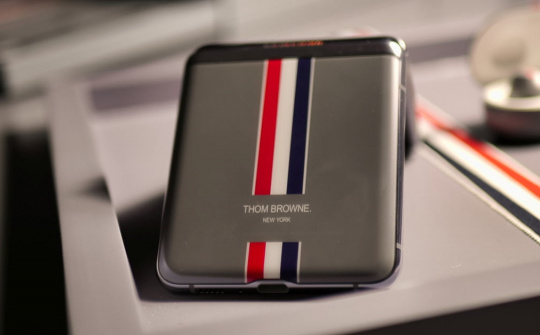 Đẹp như mơ phiên bản giới hạn Galaxy Z Flip Thom Browne Edition
