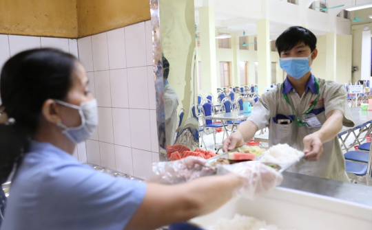 Rạng Đông tổ chức lại bếp ăn, đảm bảo sức khỏe người lao động trong mùa dịch Covid-19