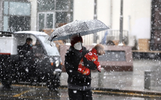 Giữa đại dịch covid-19, Trung Quốc phải chống chọi với tuyết rơi và mưa đá