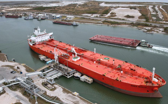 Dịch virus Covid-19 lan rộng cùng sự tăng giá của đồng USD khiến giá dầu thô giảm nhẹ