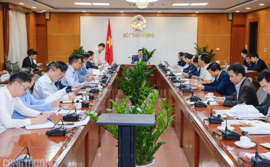 Khẩn trương đẩy nhanh tiến độ thực hiện các dự án điện