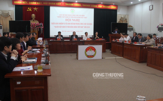 Chuyển từ “ưu tiên” sang thuyết phục người Việt Nam dùng hàng Việt Nam