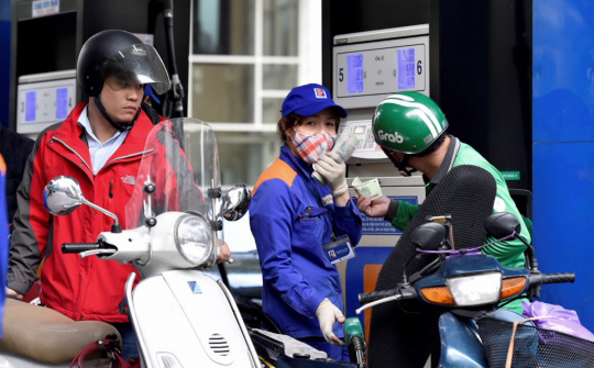 Giá xăng giảm xuống mức thấp nhất trong vòng 1 năm