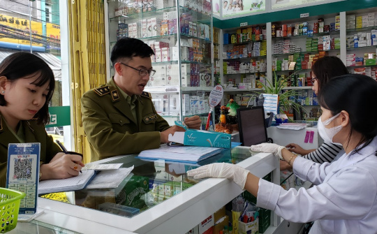Xử phạt thêm 95 hiệu thuốc găm hàng, nâng giá bán khẩu trang
