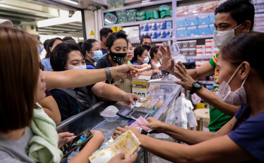 Nguồn cung khẩu trang thiếu, nhiều tỉnh thành vẫn khan hàng, tăng giá