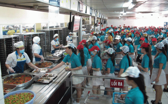Nguy cơ mất an toàn thực phẩm ở bếp ăn tập thể tại các khu công nghiệp ở mức cao