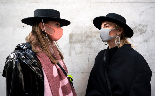 Giữa dịch bệnh covid-19, khẩu trang thành phụ kiện siêu “hot”