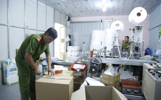 Lại phát hiện xưởng sản xuất khẩu trang y tế không phép