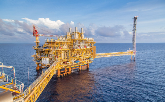 Dầu thô bật tăng 8%, Ả-rập Xê-út và Nga tiếp tục giằng co cuộc chiến giá dầu