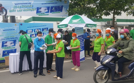 Hà Nội phát 30.000 khẩu trang và tờ rơi đến CNLĐ trong khu công nghiệp và chế xuất