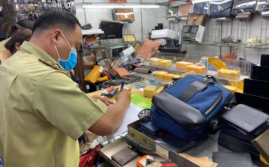 Tạm giữ 1.500 đơn vị sản phẩm hàng hóa có dấu hiệu giả mạo các nhãn hiệu