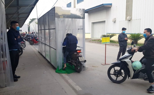 Phòng chống dịch COVID-19: Doanh nghiệp lắp buồng diệt khuẩn tự động cho công nhân