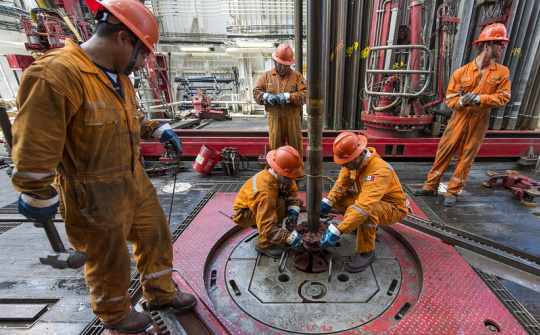 Giá dầu thô xuống dưới 30 USD/thùng, Ả-rập Xê-út chuẩn bị cho một cuộc chiến giá dầu kéo dài