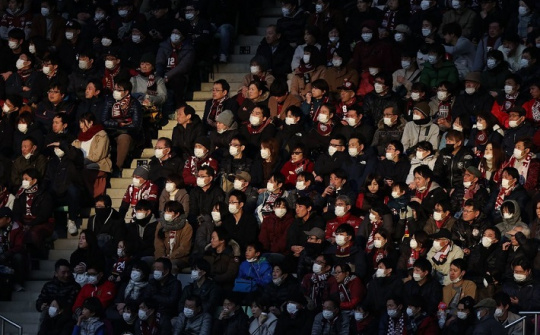 Covid-19 phủ bóng lên sân cỏ toàn cầu