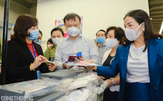 [Tin Ảnh] Thứ trưởng Đỗ Thắng Hải làm việc với Hà Nội về cung ứng hàng hóa trong dịch Covid-19