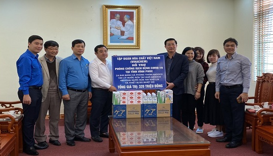 Hasoco trao tặng nước rửa tay khô cho bà con vùng dịch