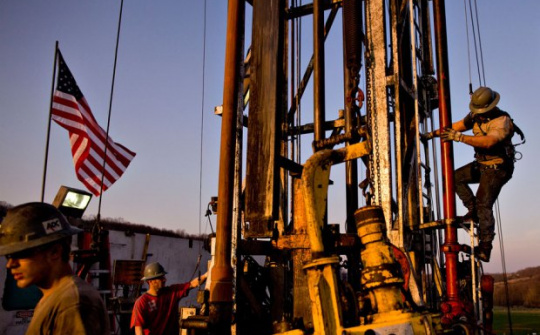 Giá dầu thô sụt giảm trở lại khi nhiều quốc gia đóng cửa biên giới