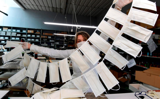 Ngành thời trang thế giới cùng chiến đấu với Covid-19