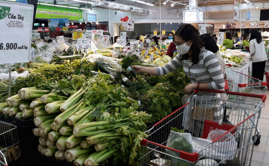 Cao điểm chống dịch Covid-19: Hàng hóa thiết yếu đầy ắp, người dân bình tâm mua sắm