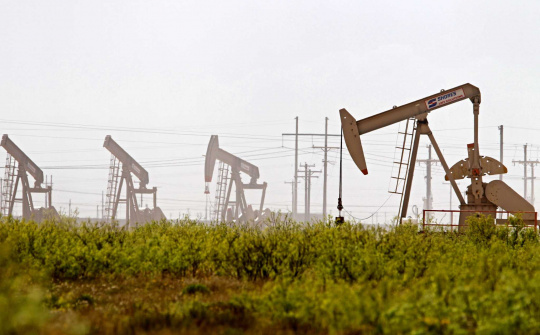 Nhu cầu dầu toàn cầu giảm 20% vì dịch Covid-19 khiến giá dầu thô tiếp tục giảm