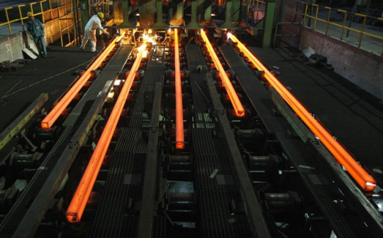 Giá quặng sắt tăng nhẹ, chỉ số PMI Trung Quốc bất ngờ tăng mạnh