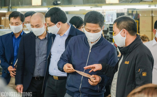 Bộ trưởng Trần Tuấn Anh kiểm tra thực tế hoạt động của doanh nghiệp da giầy, dệt may