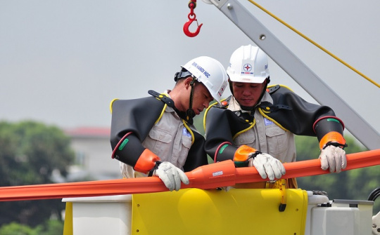 EVNHANOI ứng dụng công nghệ sửa chữa điện nóng hotline