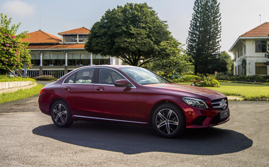 Mercedes-Benz C 180 chốt giá gần 1,4 tỷ đồng, phân khúc hạng D "toát mồ hôi"