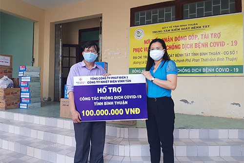 Nhiệt điện Vĩnh Tân gửi tặng 1 tấn gạo hỗ trợ người dân khu cách ly Văn Lâm 3