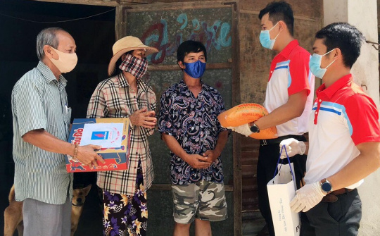 Khí Vũng Tàu ấm áp cùng “Thắp lửa yêu thương” hỗ trợ người khó khăn trong mùa dịch