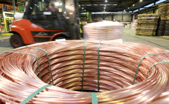 Giá hàng loạt kim loại công nghiệp sụt giảm, giới đầu tư hoảng sợ khi giá dầu thô sụp đổ