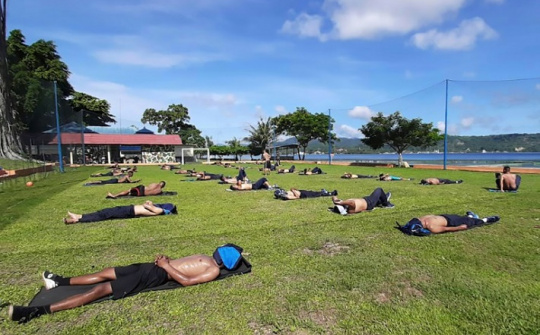 [Quốc tế nổi bật] Người dân Indonesia phơi nắng chống dịch