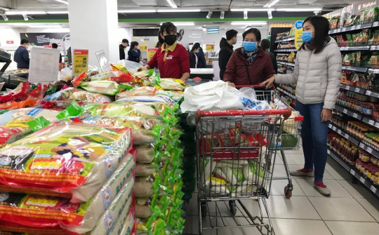 Thị trường ngày 3/4: Hàng tiêu dùng thiết yếu đầy ắp tại chợ, siêu thị, giá cả ổn định