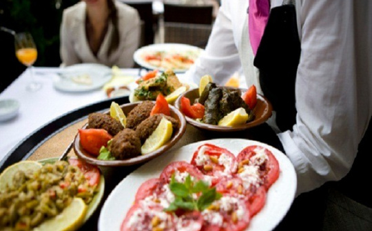 Chịu ảnh hưởng nặng nề, ngành dịch vụ ăn uống tìm cách vượt "bão" COVID-19