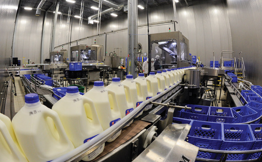 Giá sữa quốc tế tiếp tục giảm dưới tác động của đại dịch Covid-19