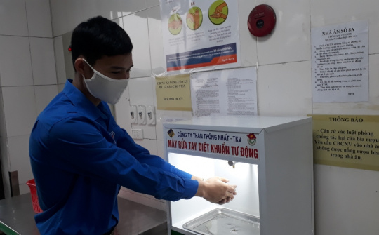 Tuổi trẻ Than Thống Nhất sáng chế thành công máy diệt khuẩn tay tự động