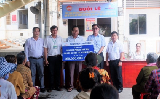 EVNGENCO 3 trao tặng 90 bồn chứa nước giúp người dân vượt qua hạn mặn
