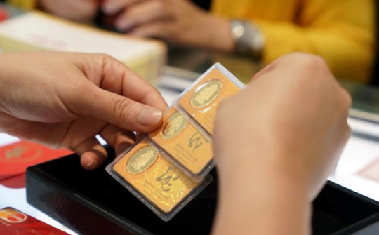 Giá vàng trong nước sát mốc 49 triệu đồng/lượng, bất chấp giá vàng thế giới suy giảm