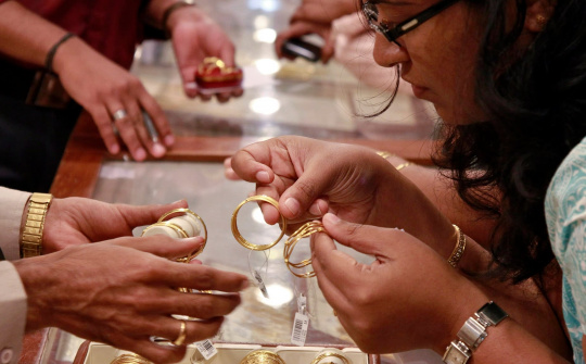 Giá vàng ngày 2/5 tăng mạnh, hơn 30 triệu người Mỹ đã thất nghiệp