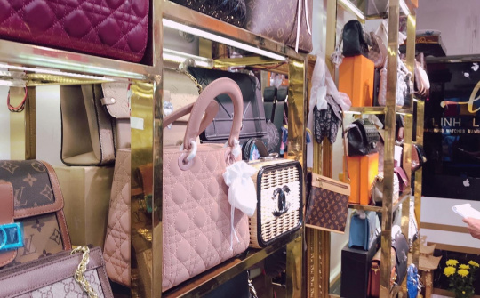 Thu giữ hàng nghìn sản phẩm giả mạo thương hiệu tại phổ cổ Hà Nội