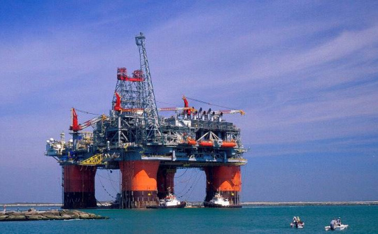 Giá dầu thô tiếp tục tăng bất chấp nhiều thông tin tiêu cực