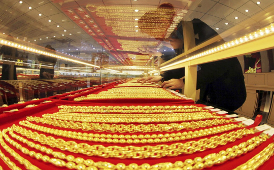 Giá vàng ngày 27/5 tiếp tục chịu sức ép giảm giá, hướng về mốc 1.700 USD/ounce