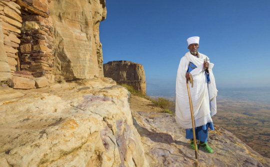 Nhà thờ cheo leo trên vách đá dựng đứng