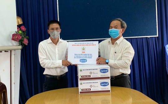 VIPESCO trao hơn 200 thùng gel sát khuẩn tay tặng các trường học tại TP. Hồ Chí Minh