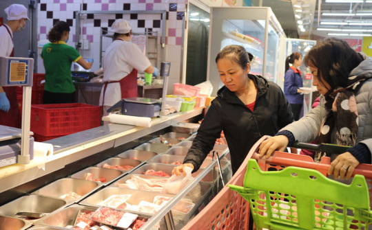 Siêu thị "tung" khuyến mãi, giảm giá thịt heo trên diện rộng