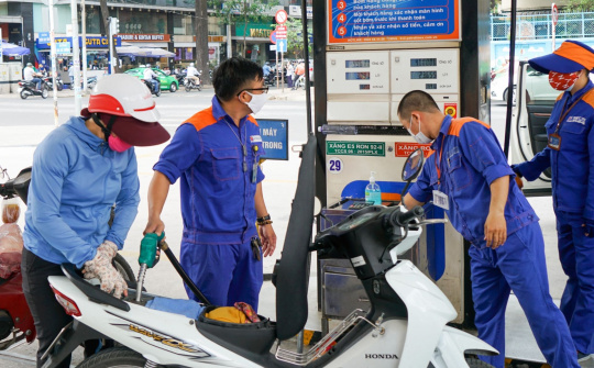 Từ 15h chiều nay giá xăng hơn 13.000 đồng/lít