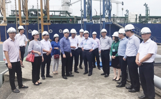 Thứ trưởng Bộ Giao thông Vận tải Nguyễn Văn Công làm việc với Petrolimex Quảng Ninh về phương án quy hoạch Cảng dầu B12