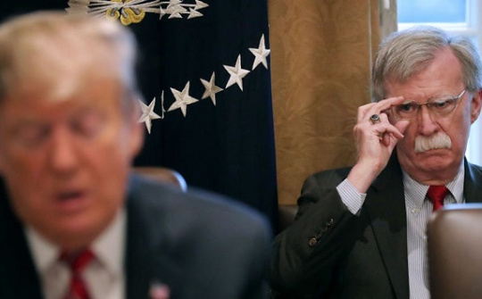 [Quốc tế nổi bật] Người cũ của ông Trump lại "xát muối"